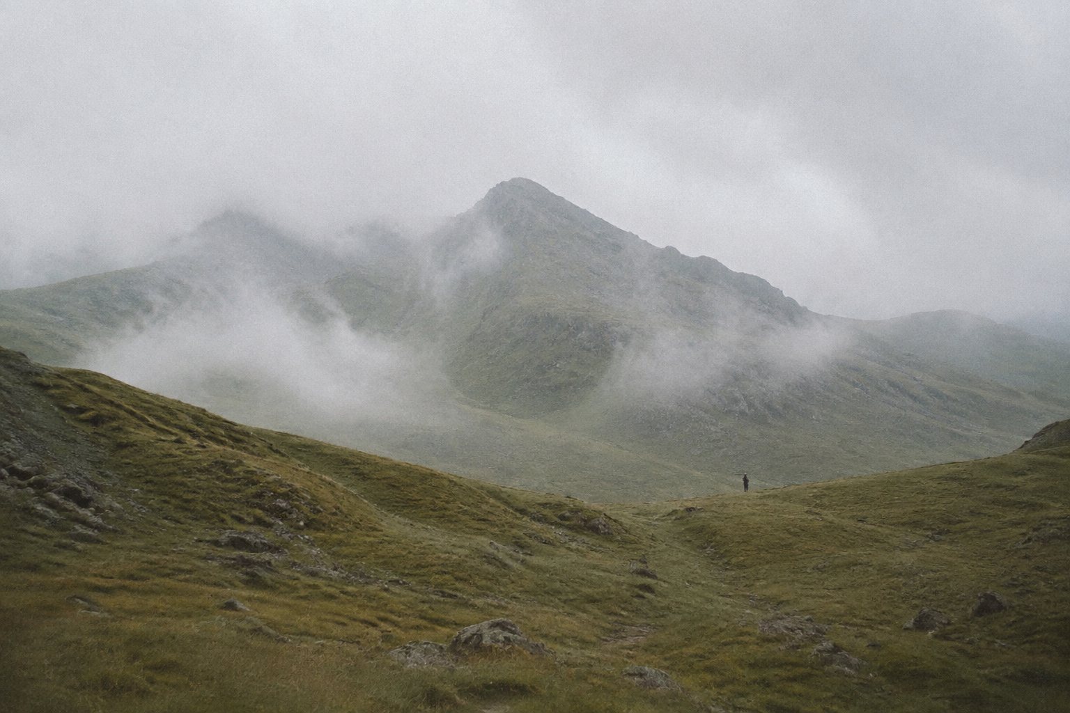 霧の稜線と遠くの登山者